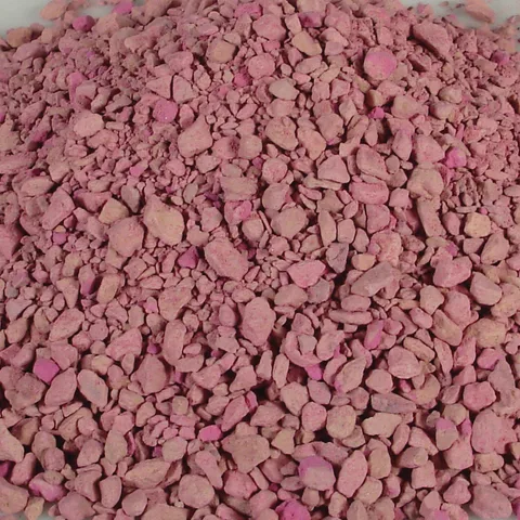 Absorbant et désodorisant granulaire à odeur de pin